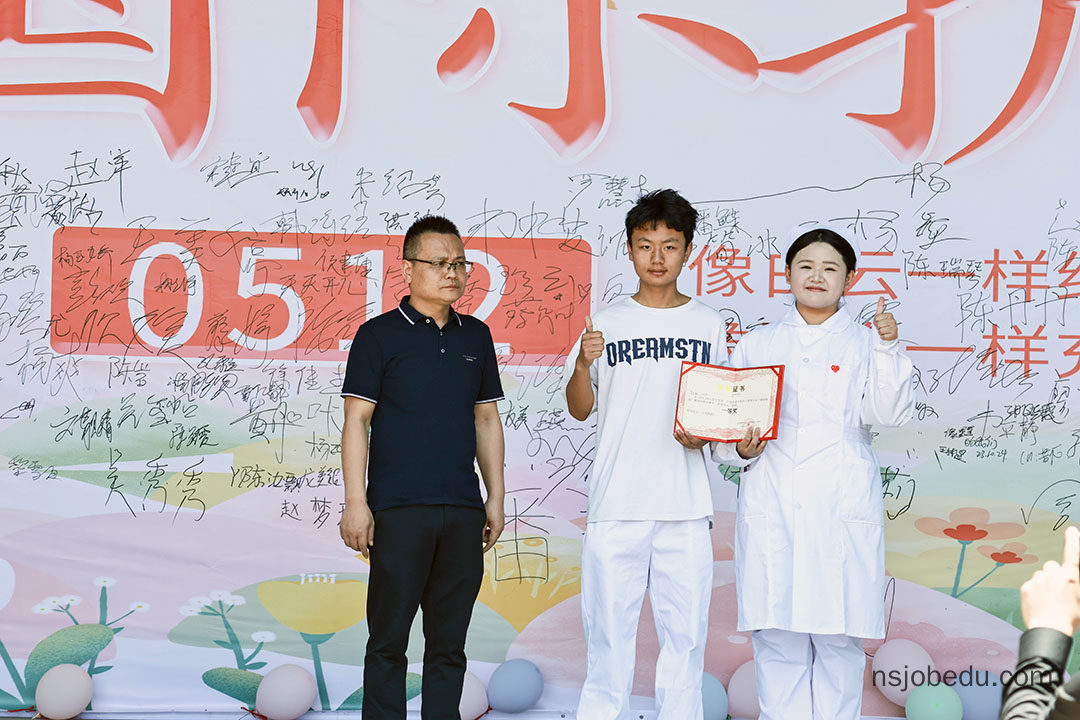 男生学中专护理专业有前途吗?